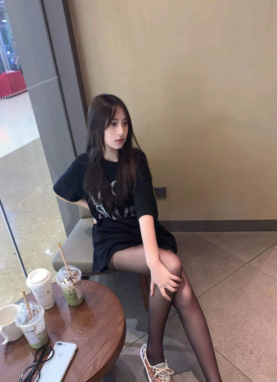 高端外围性感黑丝学生妹可上门